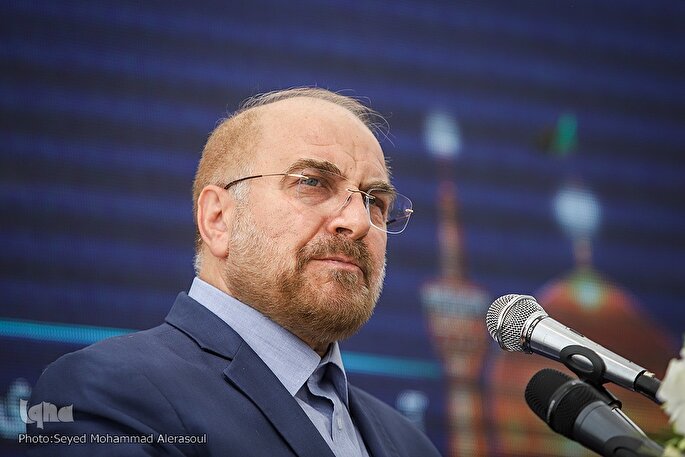 شهدا وجدان بیدار جامعه‌اند