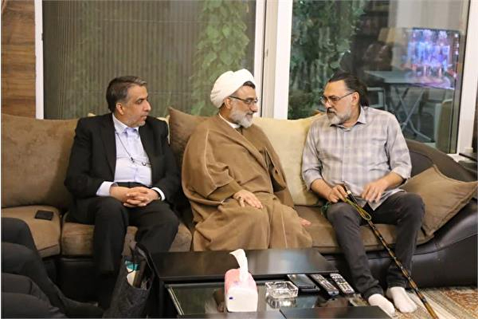دیدار دبیر شورای عالی انقلاب فرهنگی با هنرمند سینما در کرمان
