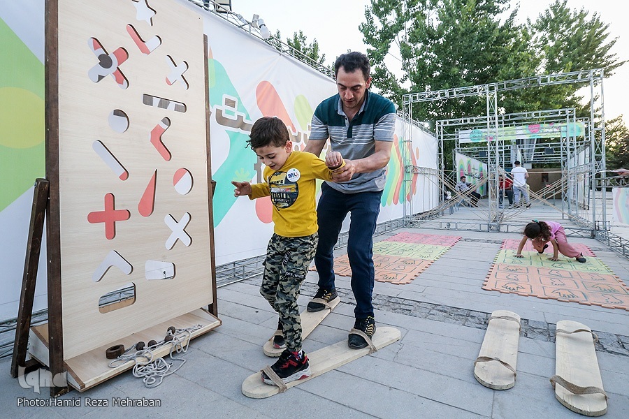 کودکی در گذر زمان؛ از کوچههای خاکی تا دنیای دیجیتال کودکی در گذر زمان؛ از کوچههای خاکی تا دنیای دیجیتال