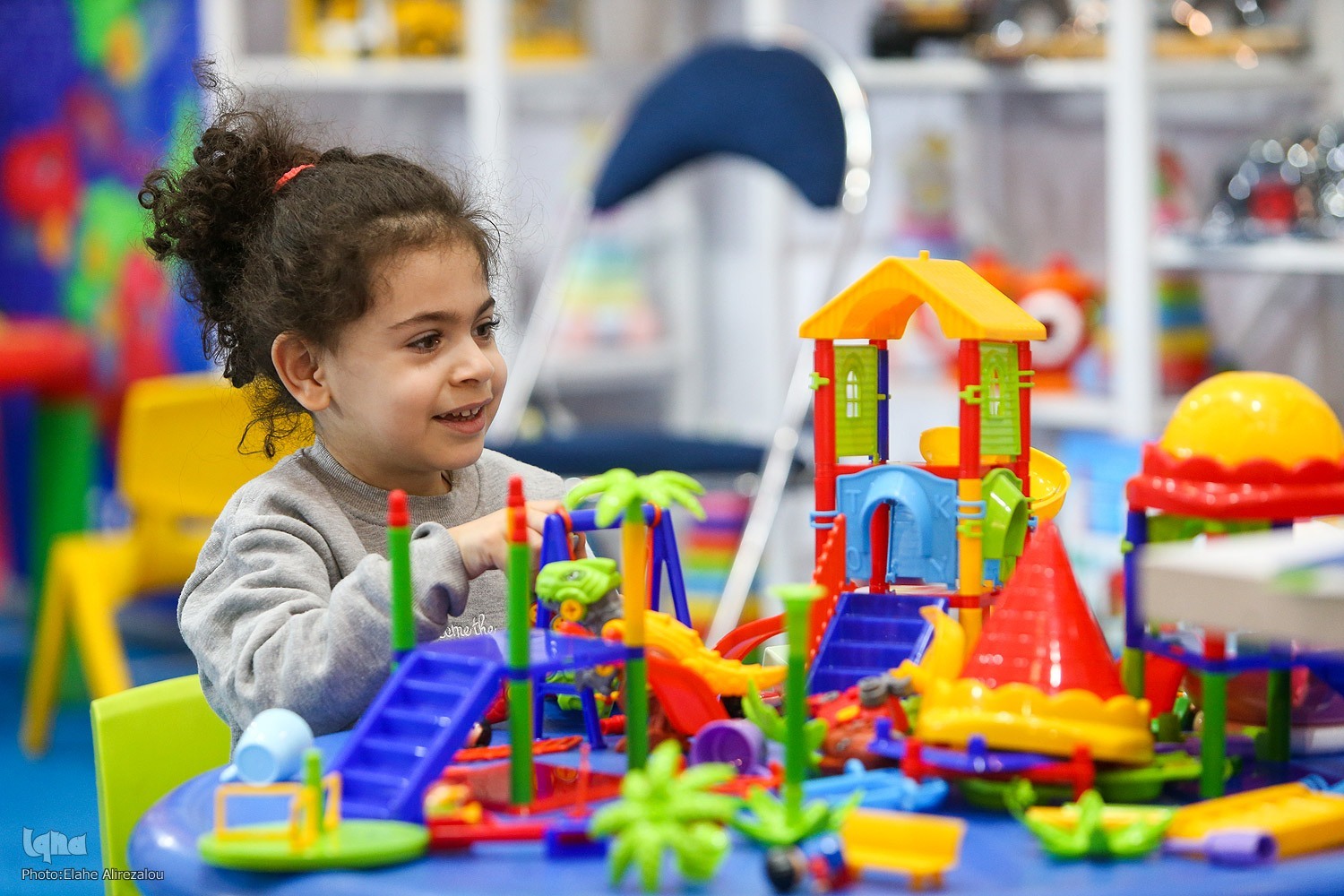 کودکی در گذر زمان؛ از کوچههای خاکی تا دنیای دیجیتال کودکی در گذر زمان؛ از کوچههای خاکی تا دنیای دیجیتال