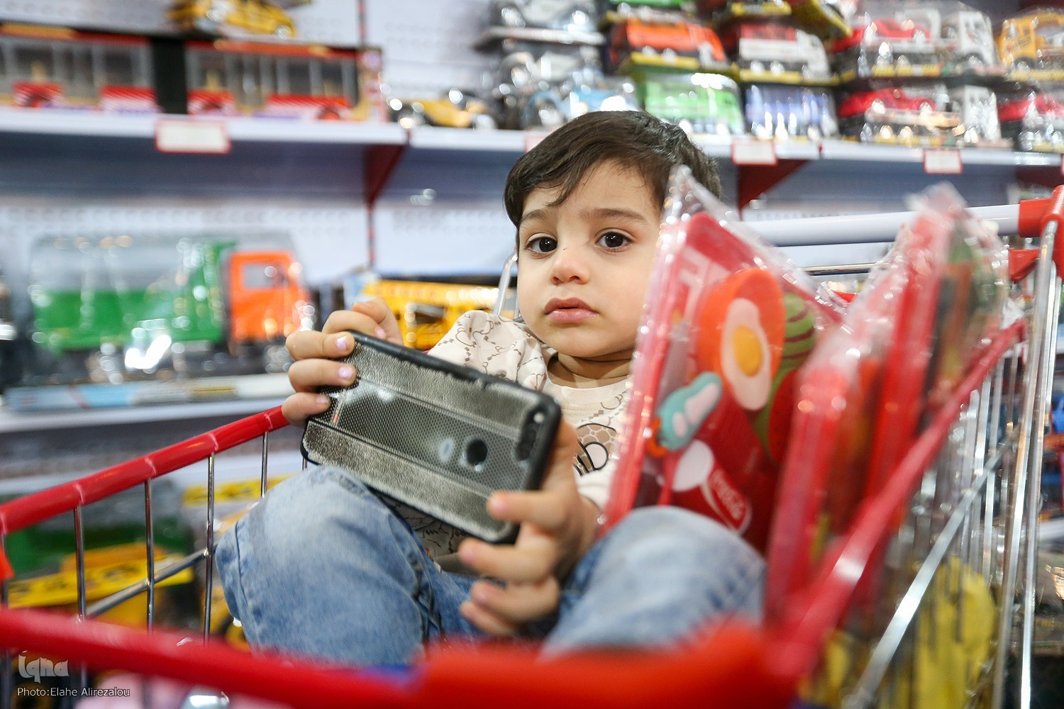 کودکی در گذر زمان؛ از کوچههای خاکی تا دنیای دیجیتال کودکی در گذر زمان؛ از کوچههای خاکی تا دنیای دیجیتال