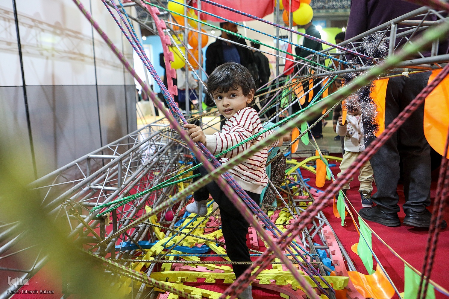 کودکی در گذر زمان؛ از کوچههای خاکی تا دنیای دیجیتال کودکی در گذر زمان؛ از کوچههای خاکی تا دنیای دیجیتال