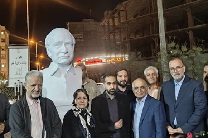 سردیس هوشنگ مرادی‌کرمانی در کرمان رونمایی شد