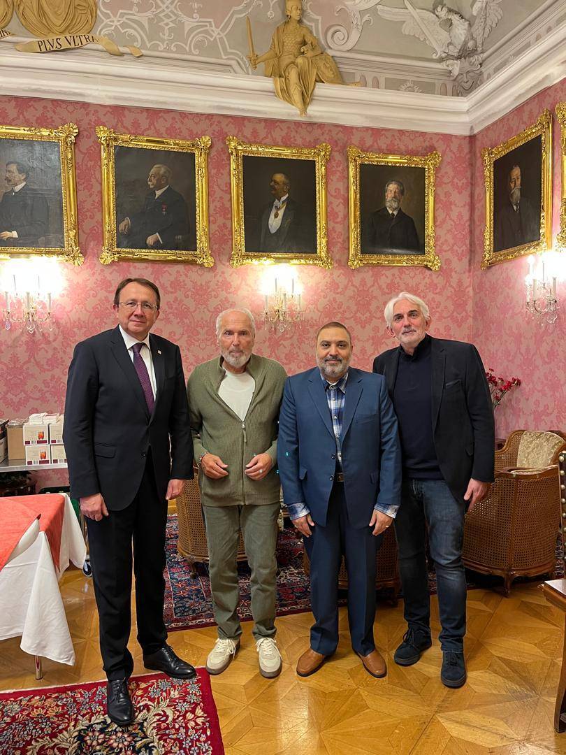 ساخت تندیس ایرانشناس برجسته و مترجم دیوان حافظ در اتریش ساخت تندیس ایرانشناس برجسته و مترجم دیوان حافظ در اتریش