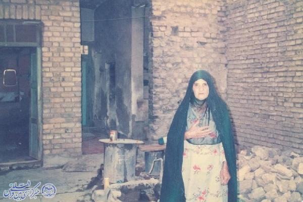 حضور پیرزنی در میان ویرانه‌های آبادان؛ نماد مقاومت و وفاداری مردم به خاک و خانه