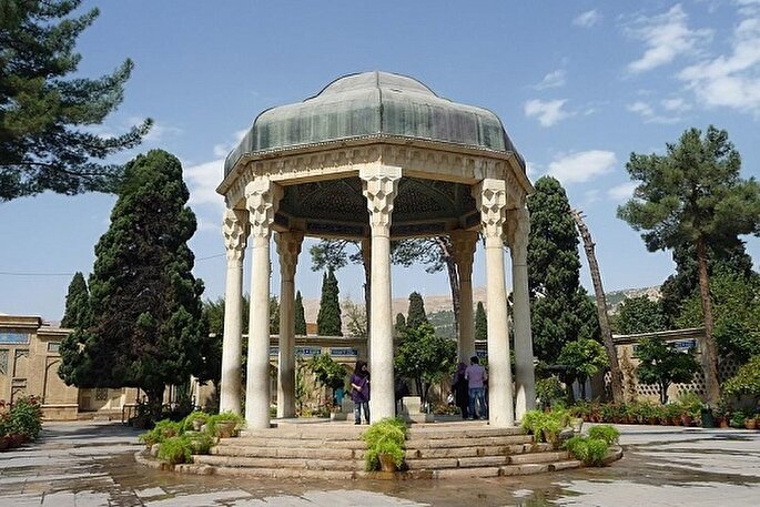 قرآن در شعر حافظ؛ آینه‌ای از حکمت و عشق الهی