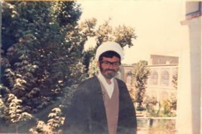 خواندن نماز در میان بارش گلوله