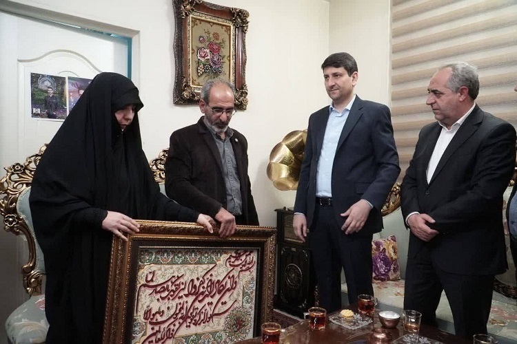 دیدار وزیر ارتباطات با خانواده شهید جنگ ۱۲ روزه + فیلم