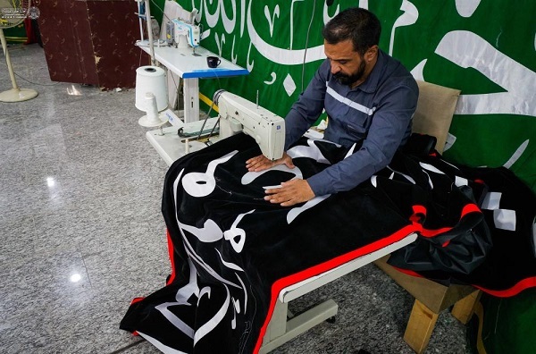 تهیه بنرهای ویژه ایام فاطمیه در کارگاه تطریز حرم امام علی (ع) + عکس