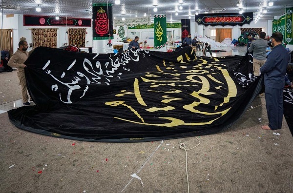 تهیه بنرهای ویژه ایام فاطمیه در کارگاه تطریز حرم امام علی (ع) + عکس