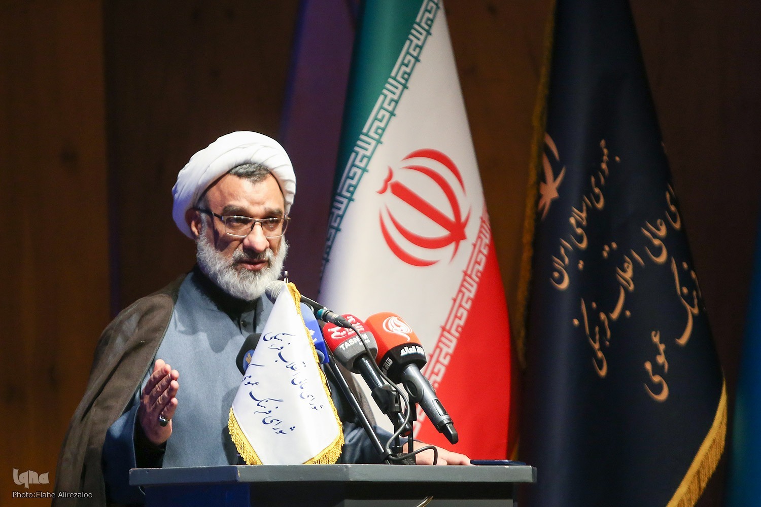 تقدیر از احمد مسجدجامعی و مرضیه وحیددستجردی به عنوان خادمان نمونه فرهنگ عمومی تقدیر از احمد مسجدجامعی و مرضیه وحیددستجردی به عنوان خادمان نمونه فرهنگ عمومی