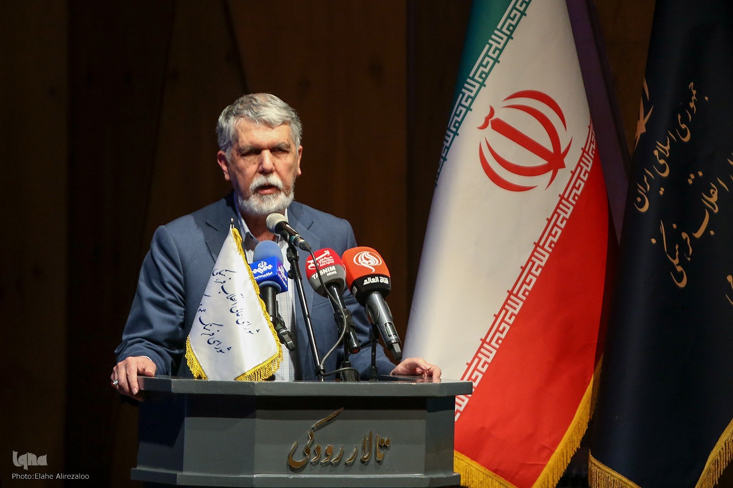 تقدیر از احمد مسجدجامعی و مرضیه وحیددستجردی به عنوان خادمان نمونه فرهنگ عمومی تقدیر از احمد مسجدجامعی و مرضیه وحیددستجردی به عنوان خادمان نمونه فرهنگ عمومی