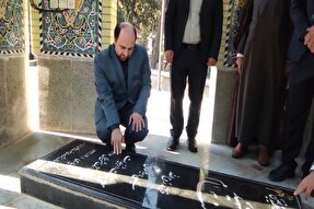 ادای احترام معاون فرهنگی جهاددانشگاهی به شهید گمنام در خرم‌آباد + عکس