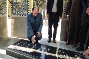 ادای احترام معاون فرهنگی جهاددانشگاهی به شهید گمنام در خرم‌آباد + عکس