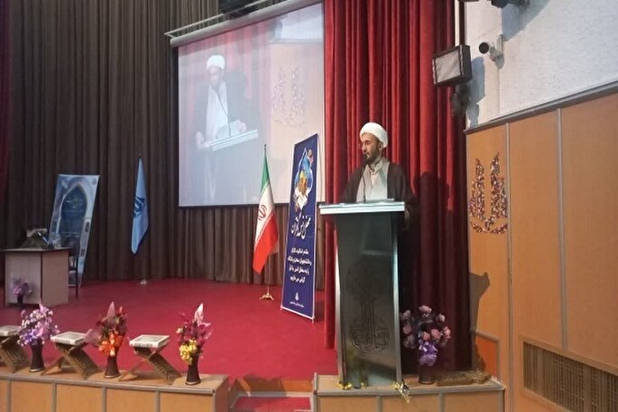 قرآن نور هدایت در ظلمتکده جدید جهان است