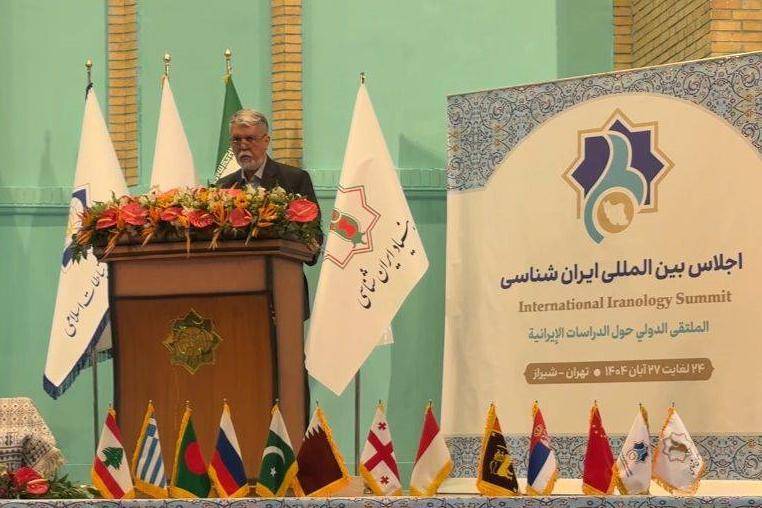 تأکید بر تداوم فرهنگی و تمدنی ایران قبل و بعد از اسلام تأکید بر تداوم فرهنگی و تمدنی ایران قبل و بعد از اسلام