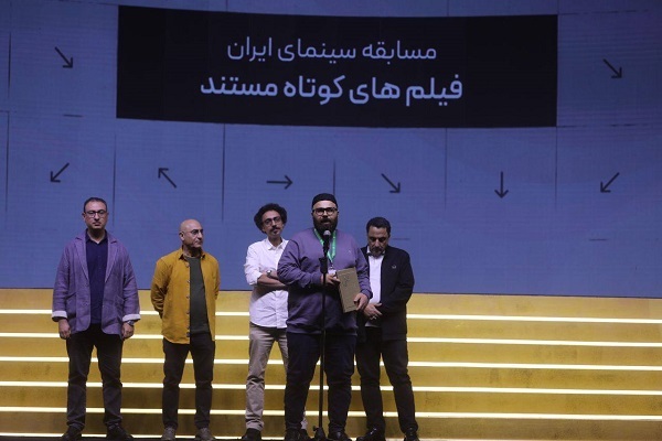 در حال تکمیل / برگهای زرین به دست برگزیدگان رسید در حال تکمیل / برگهای زرین به دست برگزیدگان رسید
