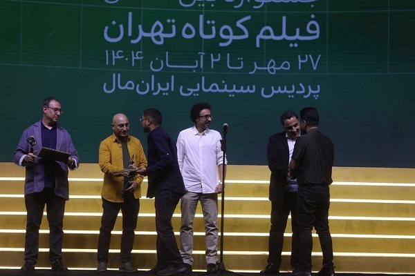 در حال تکمیل / برگهای زرین به دست برگزیدگان رسید در حال تکمیل / برگهای زرین به دست برگزیدگان رسید