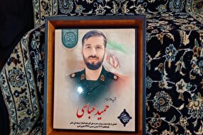 اهدای پرچم جلسات قرآنی به خانواده شهید «حمید عباسی» در خرم‌آباد