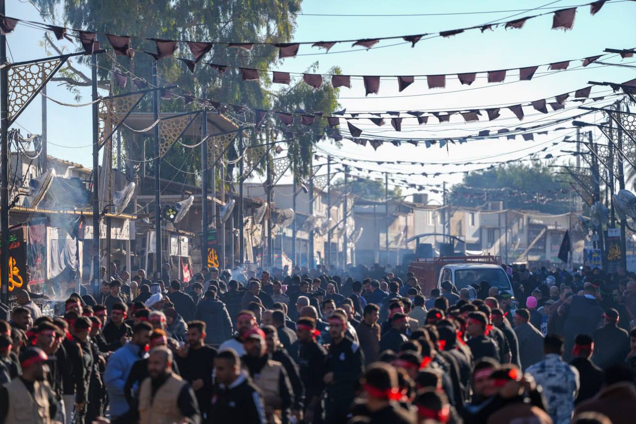 رهسپار شدن زائران به سمت حرم عسکریین در آستانه سالروز شهادت حضرت فاطمه (س)