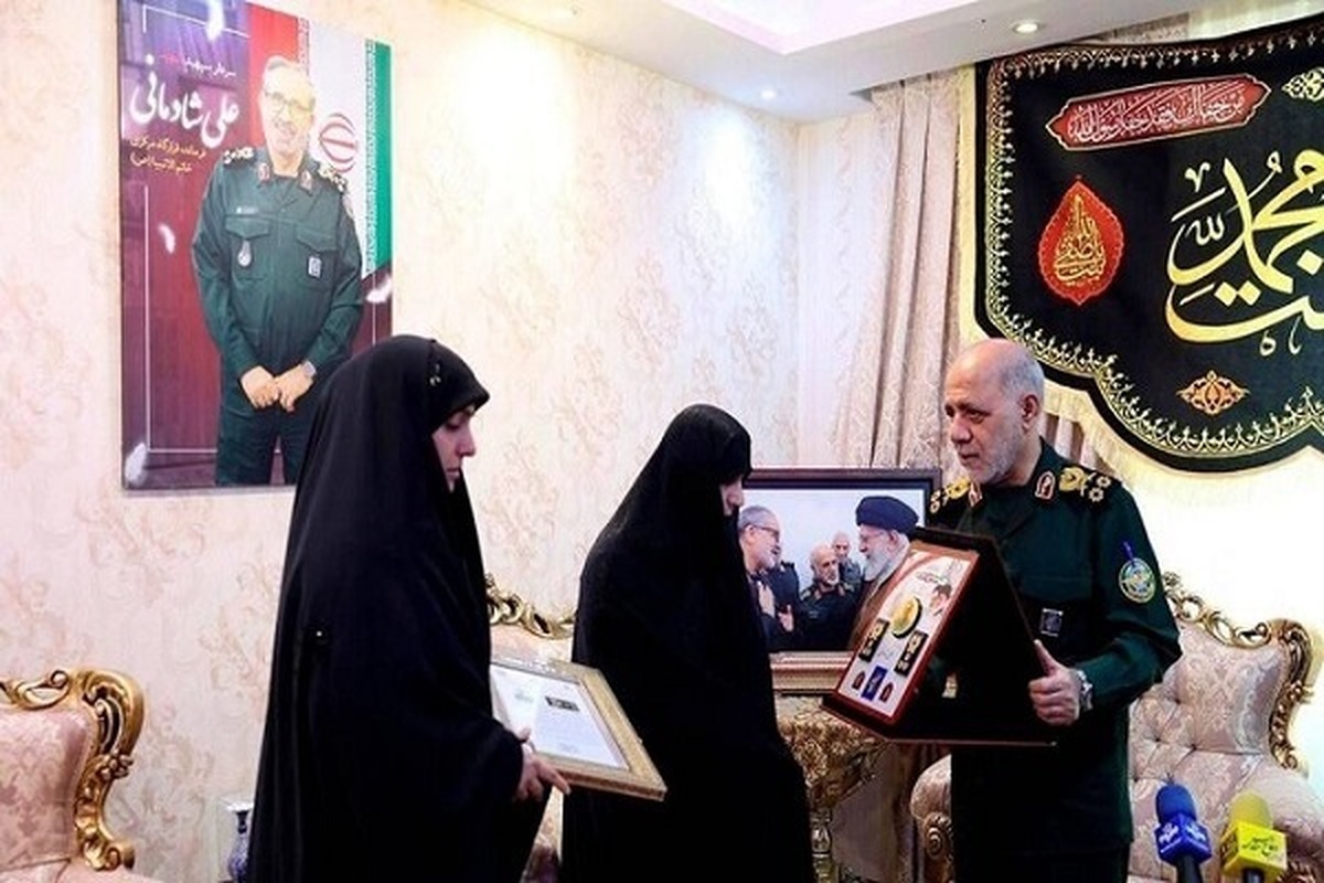 اعطای درجه سپهبدی به شهید علی شادمانی اعطای درجه سپهبدی به شهید علی شادمانی