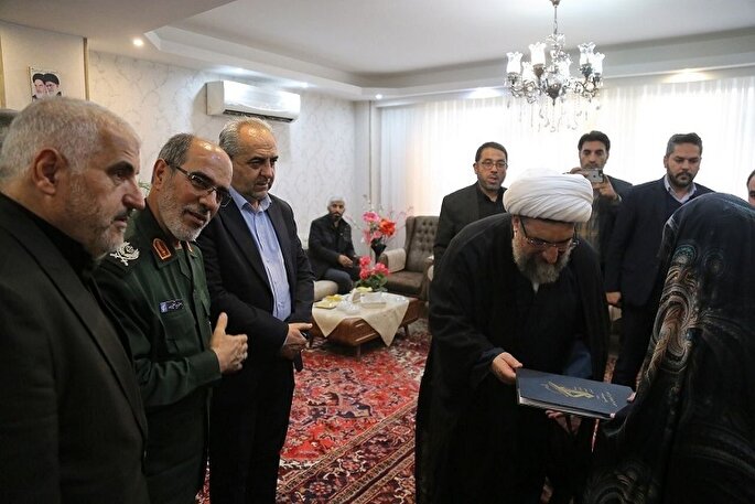 دیدار نماینده ولی‌فقیه و استاندار آذربایجان‌شرقی با خانواده شهیدان «جهانی» و «خطیبی»