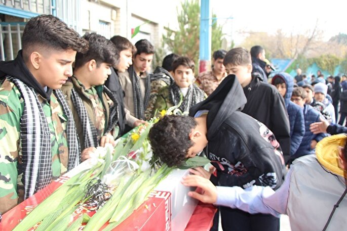 بدرقه ستاره گمنام فاطمی در مدارس تبریز + عکس