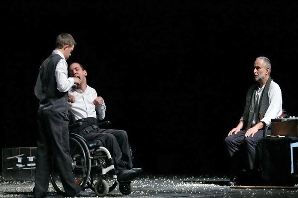 هنوز آماده نیست///جهت انتشار برای پنجشنبه یا جمعه با تایید خانم بختیاری////یک قرن «پاراتئاتر» در ایران؛ هنری که معنای «بودن» را برای معلولان هجی میکند هنوز آماده نیست///جهت انتشار برای پنجشنبه یا جمعه با تایید خانم بختیاری////یک قرن «پاراتئاتر» در ایران؛ هنری که معنای «بودن» را برای معلولان هجی میکند