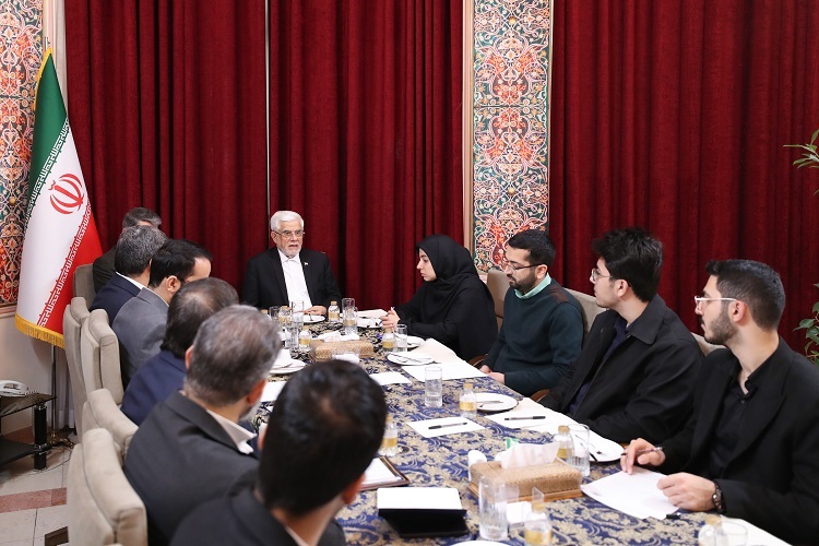 محمدرضا عارف در دیدار با اعضای باشگاه پژوهشگران جوان