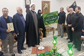 اهدای پرچم جلسات خانگی قرآن به خانواده شهید «عبدالحسین مبشر»