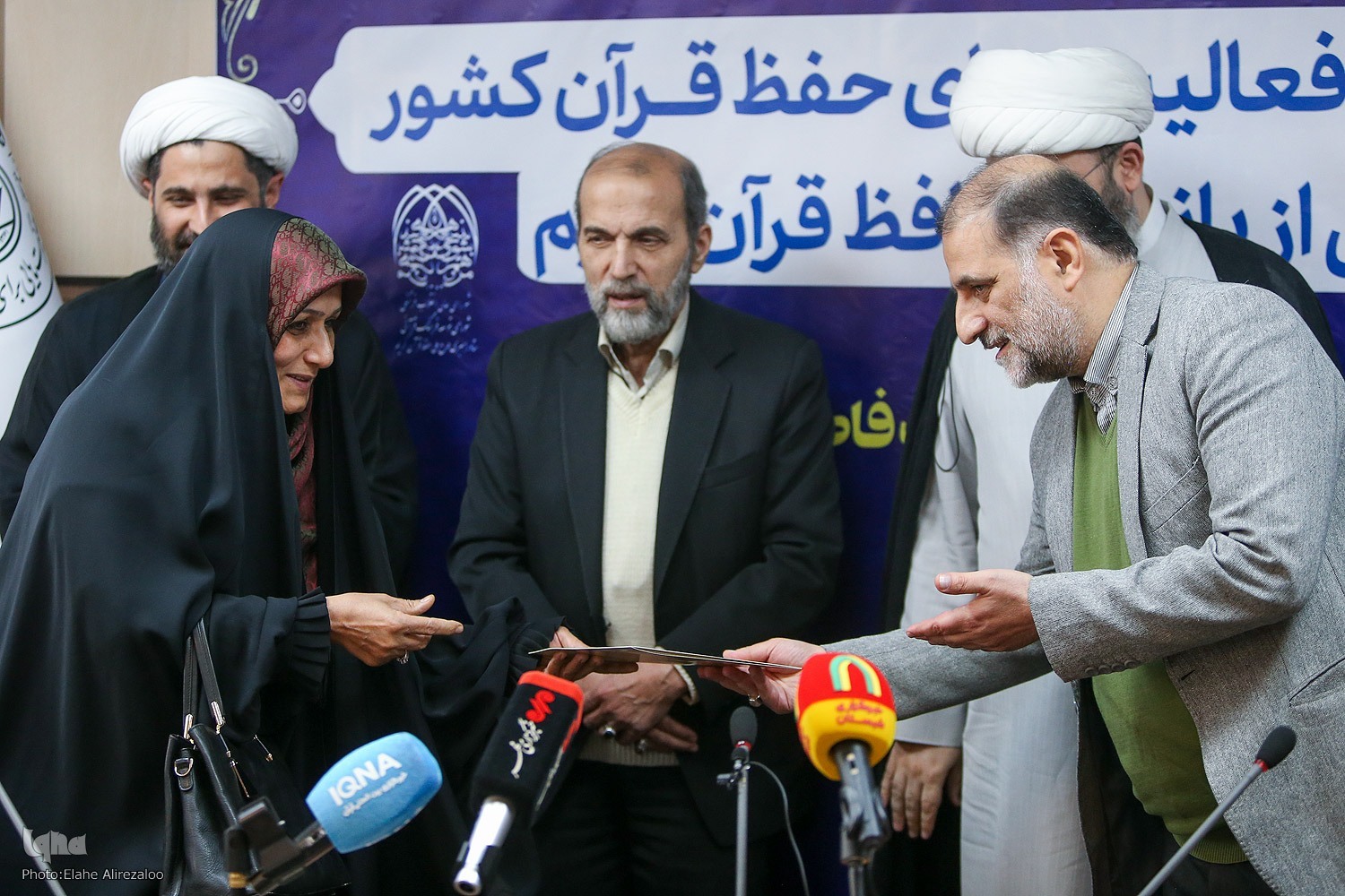 نشست هم‌اندیشی فعالیت‌های حفظ قرآن با حضور بانوان حافظ برگزار شد