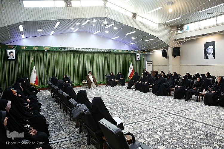 آیت‌الله سیداحمد علم‌الهدی، امام جمعه مشهد،  در دیدار با جمعی از فعالان و بانوان رسانه‌ای