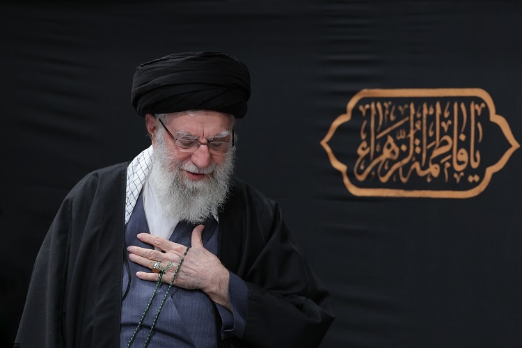 حضور رهبر انقلاب در مراسم عزاداری شام شهادت حضرت زهرا(س) در حسینیه امام خمینی(ره) حضور رهبر انقلاب در مراسم عزاداری شام شهادت حضرت زهرا(س) در حسینیه امام خمینی(ره)