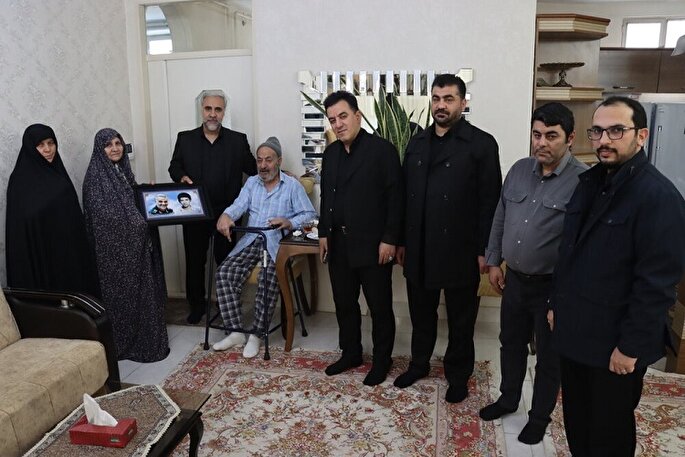 دیدار شهردار تبریز با خانواده شهید «داود پاکدامن»