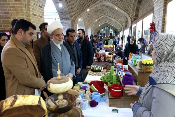 بازدید نماینده ولی فقیه از نمایشگاه صنایع دستی کردستان