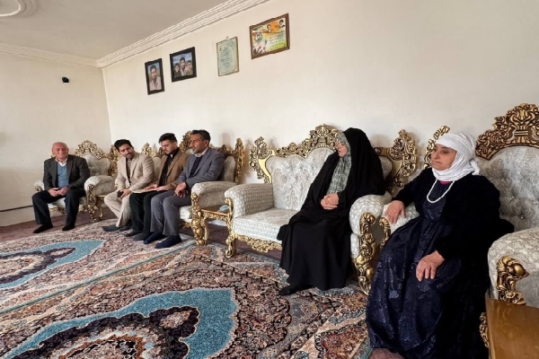 دیدار فرماندار ماکو از خانواده شهید حسن جلالیان در آستانه شب یلدا