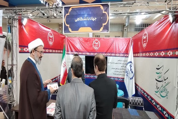 بازدید حجت‌الاسلام والمسلمین احمدحسین شریفی، رئیس دانشگاه قم از نمایشگاه هفته پژوهش