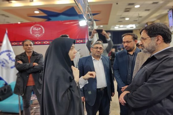 بازدید استاندار قم از غرفه جهاد دانشگاهی در نمایشگاه دستاوردهای پژوهشی استان 