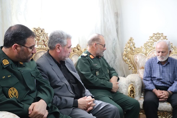 فرمانده سپاه شهدای آذربایجان‌غربی با خانواده شهید حسین نصیری دیدار کرد