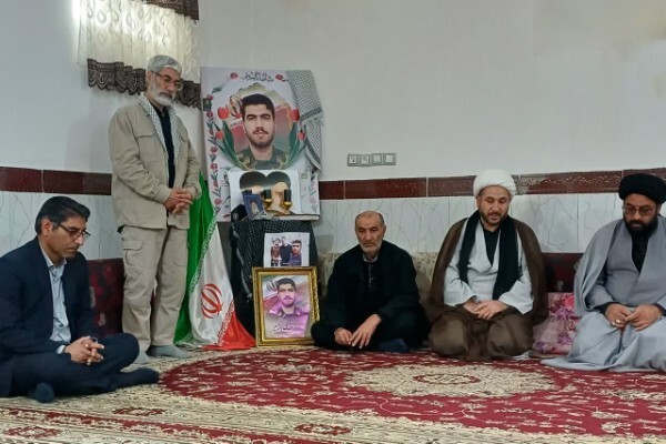 دیدار جمعی از مسئولان و معتمدان خرم‌آباد با خانواده شهیدان بازگیر + عکس