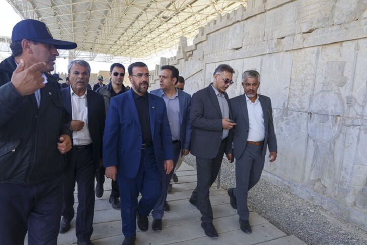 بازدید استاندار فارس از تخت جمشید