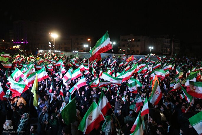 ایستادگی ملت ایران