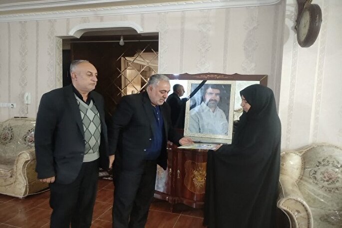 مسئول حفظ آثار سپاه شهدای آذربایجان‌غربی با خانواده شهید خلیل‌پور دیدار کرد