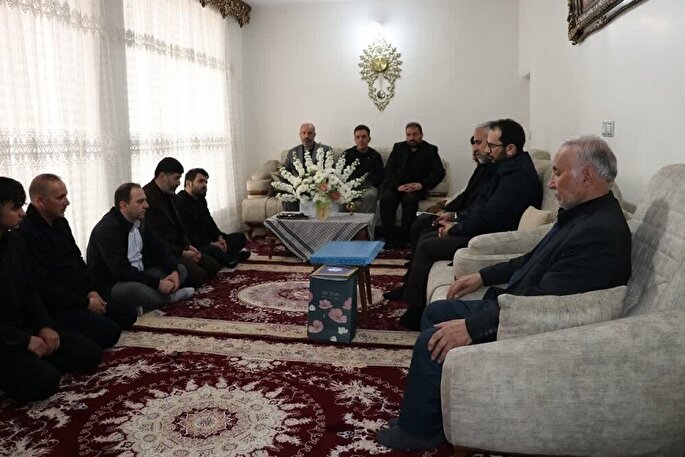 دیدار شهردار تبریز با خانواده شهید جنگ رمضان «رقیه ابراهیمی»