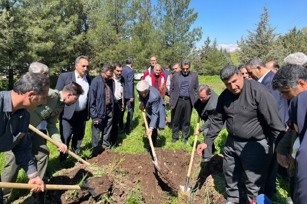 با تمام توان ادامه دهنده راه امام شهیدمان هستیم/ آغاز پویش کاشت ۳۰ میلیون نهال در لرستان