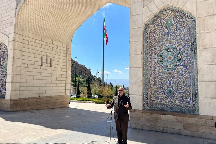 برگزاری آیین تعویض و برافراشتن پرچم جمهوری اسلامی ایران در دروازه قرآن شیراز