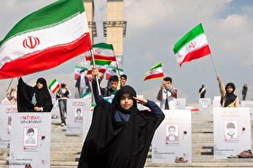 اجتماع مردمی و اهتزاز بزرگترین پرچم ایران در روز جمهوری اسلامی ایران