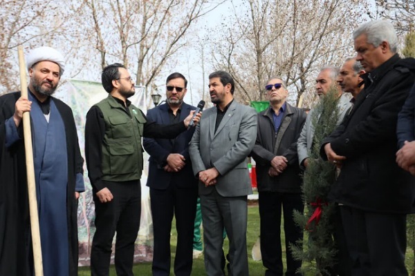 درختکاری استاندار همدان در روز طبیعت