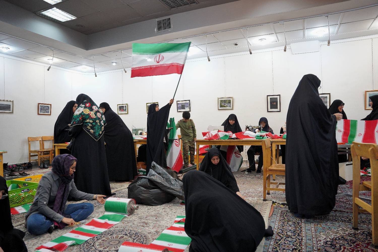 دوخت «پرچم عشق» در اتاقی کوچک با دل‌های بزرگ