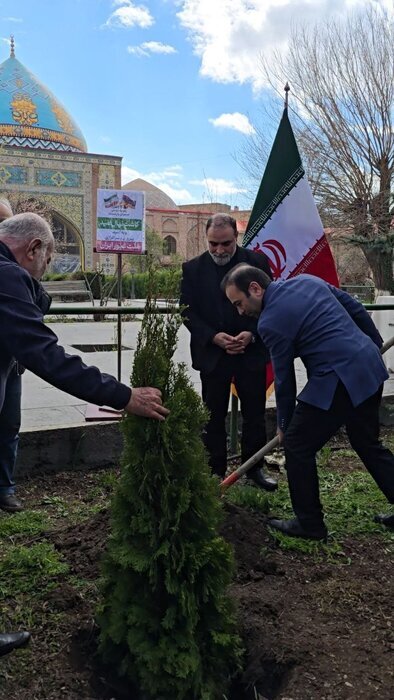 کاشت نهال در مسجد کبود ایروان به مناسبت بزرگداشت شهدای میناب + عکس